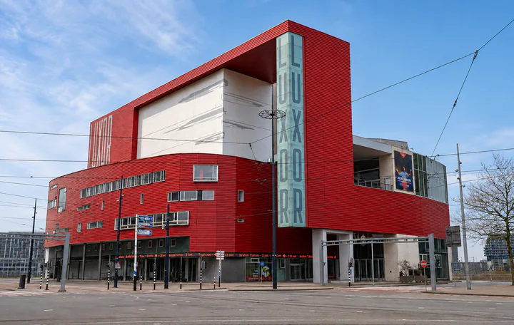 Buitenzijde van het Nieuwe Luxor Theater in Rotterdam