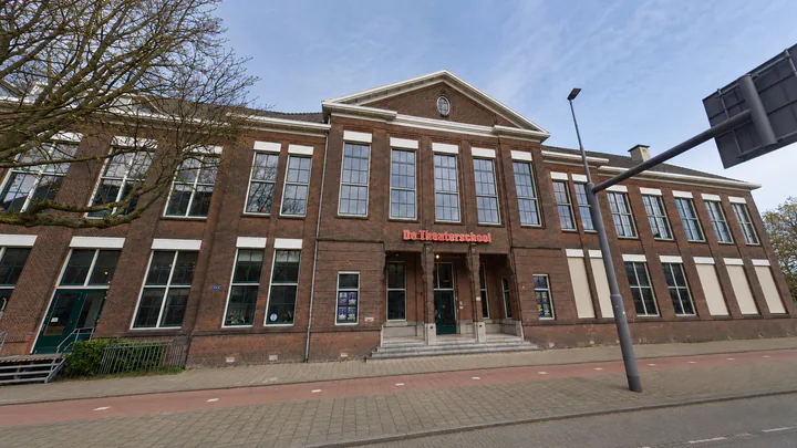 Voorgevel van De Theaterschool aan de Pieter de Hoochweg in Rotterdam